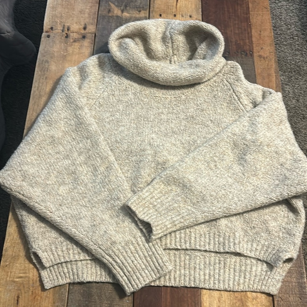 Cream cropped knit turtleneck